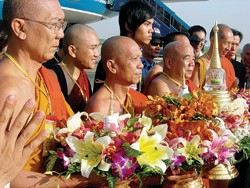 Ngọc xá lợi Phật tại sân bay Tân Sơn Nhất (6.6.2009) - Ảnh: G.H