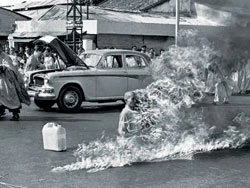 Bồ tát Thích Quảng Đức tự thiêu tại Sài Gòn năm 1963 - Ảnh: T.L