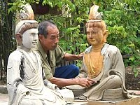 Hoàn thiện các bức tượng tại làng nghề Sơn Đồng. Ảnh: Nguyệt Ánh