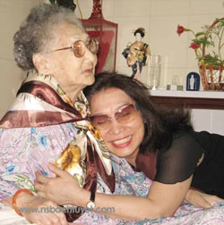 NS Bạch Tuyết trong ngày mừng thọ NSND Phùng Há