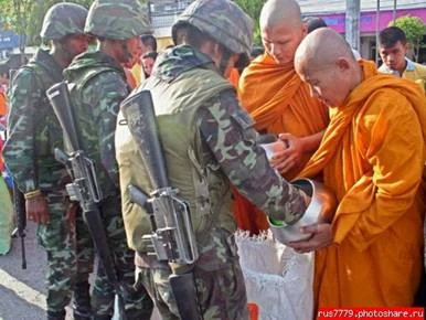 Các binh lính Thái Lan đang cúng dường chư Tăng trong ngày Vesak