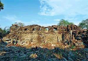 Ngôi đền cổ giờ chỉ còn lại bức tường đá cùng những cửa sổ thông gió