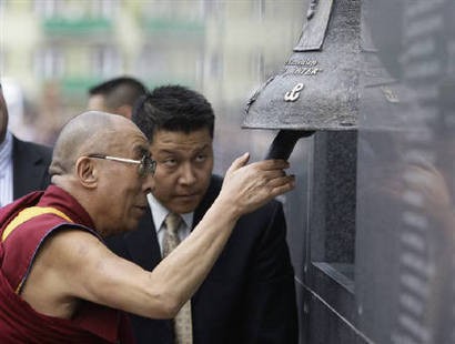 Đức Dalai Lama rung chuông trong chuyến viếng thăm Viện bảo tàng Khởi nghĩa Warsaw ngày 28/7/2009.
