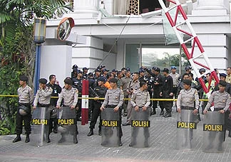 Khách sạn Ritz Carlton, hiện trường của vụ đánh bom hôm 17-7