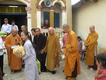 31 triệu đồng cúng dường và tặng quà cho người nghèo