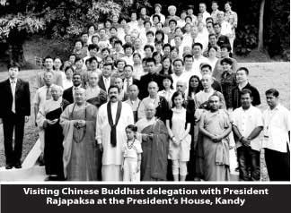 Phái đoàn Phật giáo Trung Quốc chụp hình lưu niệm với Tổng thống Sri Lanka