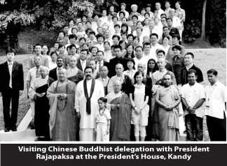 Phái đoàn Phật giáo Trung Quốc chụp hình lưu niệm với Tổng thống Sri Lanka