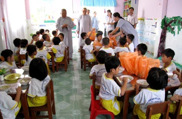 Giờ ăn nhẹ lúc xế chiều dành cho trẻ tại Trường mầm non bán trú Tịnh Nghiêm. Ảnh: T.PHÚC
