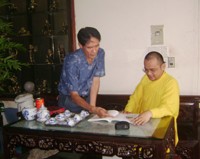 Ông Vũ Hoài Phương cùng nhà sư làm công tác kiểm kê di tích tại chùa Tảo Sách