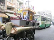 Những chiếc tàu thuỷ như thế này không dưới giá hai triệu nhưng sẽ ra tro chưa đầy 10 phút. Ảnh: M.Đ