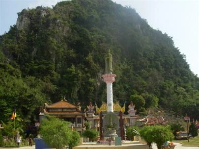 Chùa Quán Thế Âm (khánh thành năm 1962) nằm ở ngọn núi Sơn Thủy,