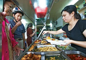 Ở các quán chay bình dân món chay cũng đa dạng không kém món mặn. Ảnh: H. Thái