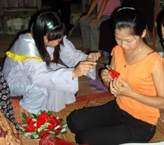 Hoa hồng đỏ, nơ xanh - cho những ai hạnh phúc còn cha, còn mẹ