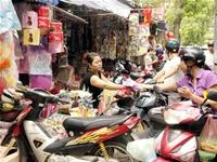 Phố Hàng Mã trong tiết Rằm tháng Bảy. Ảnh: Phạm Yên