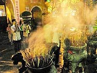 Thắp hương cúng Phật, tưởng nhớ đến những người thân đã mất và cầu nguyện cho các vong linh phiêu bạt tại chùa Quán Sứ (Hà Nội).
