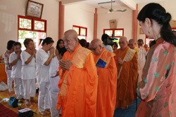 Các sư thầy chùa Cảnh Phước vào sảnh làm lễ - Ảnh: Việt Phương