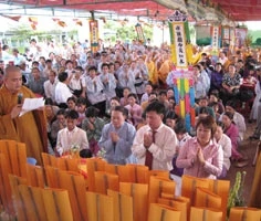 Lễ khai kinh tại hương án có bài vị của 55 công nhân lao động bị tử nạn.