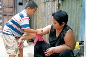 Năm tuổi, không chỉ tự lo cho bản thân mình mà “người đàn ông” này còn biết chăm sóc mẹ