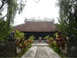 chánh điện chùa kết cấu chủ yếu bằng gỗ quý, chạm trổ tinh xảo - Ảnh: Lãng Du