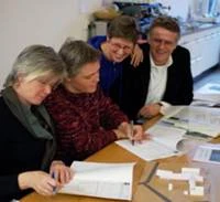 Các thành viên trung tâm kí hợp đồng nhận đất