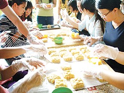 Chăm chú làm bánh - Ảnh: Kim Oanh