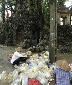 Cảnh nhếch nhác bên ngoài cổng chùa. Ảnh: Hoàng Hà.