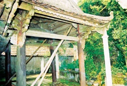 Chùa Bảo Tháp đang phải chống sập - Ảnh: Sĩ Tá