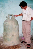 Chuông đồng có niên đại thế kỷ 14 tại Văn phòng UBND H.Cẩm Xuyên