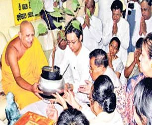 Tướng Than Shwe và phu nhân đến tham chùa Shri Maha Bodhiya.