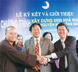 Đại diện các đơn vị tại lễ ký kết xây dựng 2.500 “Nhà nhân ái” - Ảnh: Phan Hậu