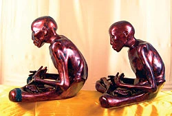 Tượng đối chứng (trước) và tượng gốc (sau) của thiền sư Vũ Khắc Minh - ảnh: N.L.C