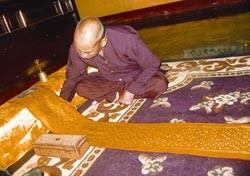 Thầy Thích Lưu Hòa, trụ trì chùa Trúc Lâm bên bộ kinh Kim Cang thêu tay dài nhất VN - Ảnh: B.N.L
