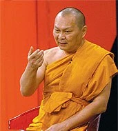 Nhà sư, cựu Bộ trưởng Bộ Y tế Thái Lan Rakkiat Sukthana