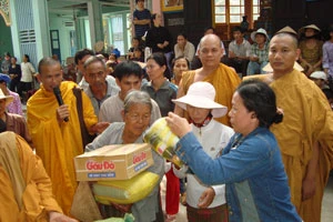 Các thành viên Hội từ thiện Tịnh xá Lộc Uyển trong chuyến đi cứu trợ đồng bào miền Trung vào năm 2009