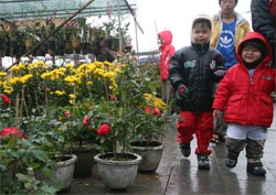 Các em bé đi chợ hoa xuân  - Ảnh: Gia Tiến
