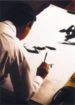 Họa sĩ Trầm Kim Hòa đang sáng tác tranh - Ảnh: Nhân vật cung cấp