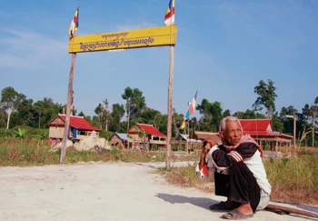 Tam quan của một ngôi chùa bị chính quyền huyện Santuk phá hủy tháng 12-2009.