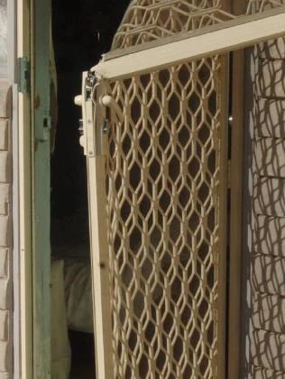 Bọn đạo tặc phá hủy một cánh cửa phòng khi chúng tấn công chùa rạng sáng mồng 4 Tết Canh Dần.