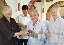 Cụ Hết cúng dường  20 triệu đồng cho tịnh xá Quan Âm (Q.5, TP.HCM) - Ảnh: Minh Nam