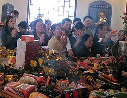 Đạo chích lợi dụng khu vực hành lễ, đông người để gây án (chụp tại phủ Tây Hồ)