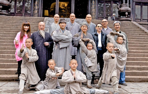 Các diễn viên trong phim chụp hình tại chùa Thiếu Lâm.