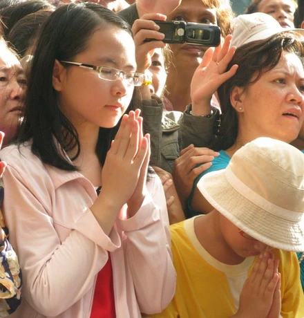 Người trẻ đi chùa - Bài 1: Trong dòng người trẻ đến chùa…