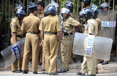 Cảnh sát Sri Lanka đứng bên ngoài Tòa án Tối cao