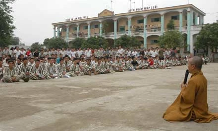 ĐĐ.Thích Nhật Từ hướng dẫn thực hành thiền cho phạm nhân trại giam Phú Sơn 4