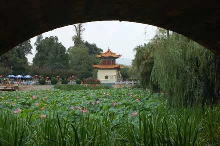 Phương Tây & phương Đông gặp nhau qua cầu Phật giáo