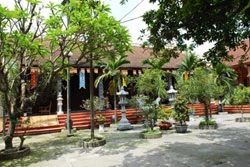 Chùa Tĩnh Lâu: Nét cổ kính bên bờ Hồ Tây