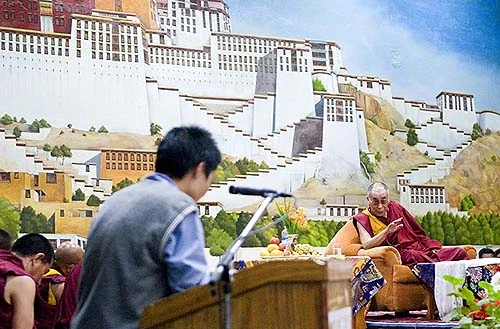 Ấn Độ: Trên 2000 bạn trẻ háo hức tham dự lớp nhập môn Phật pháp