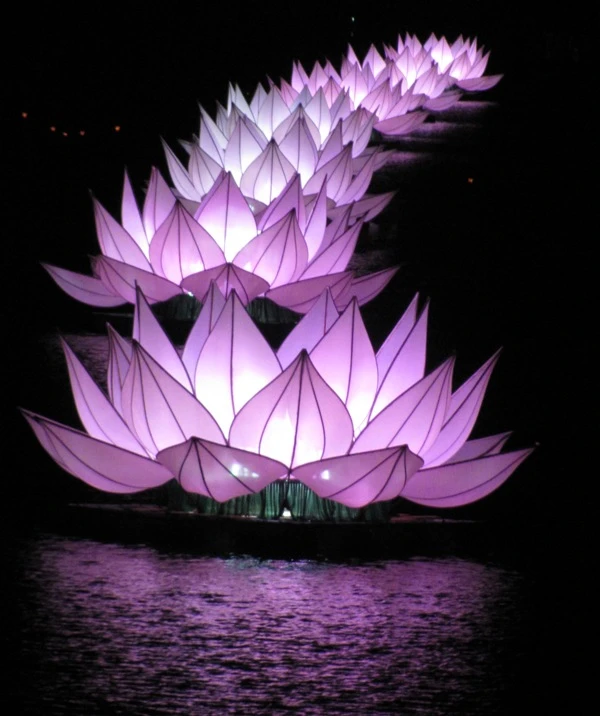 Bảy đóa sen khổng lồ được thắp sáng hàng đêm tại Festival Huế 2010