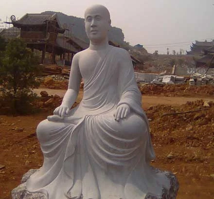 Tượng Trần Nhân Tông trong khuôn viên chùa Bái Đính