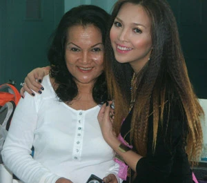 Ca sĩ Hiền Thục và mẹ (ảnh nhân vật cung cấp)